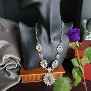 VINTAGE IRIDESCENT COSTUME JEWELRY Silver Tone Necklace.  Mint Condition.